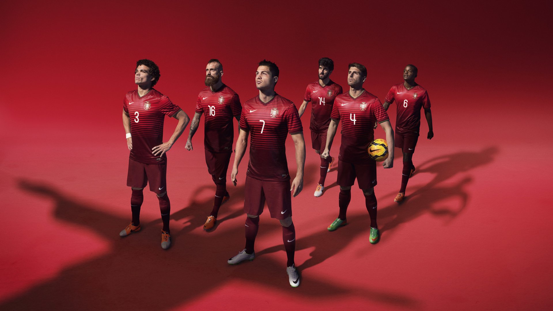 球场下雪太大，瑞士球员主动帮裁判扫线，瑞士球员受伤